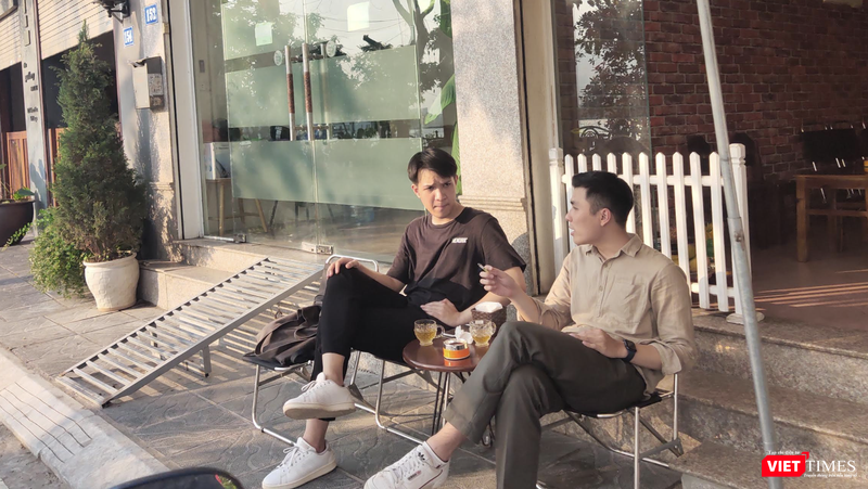 Thoải mái uống cà phê, hút thuốc ở vỉa hè (Ảnh - Minh Thuý)