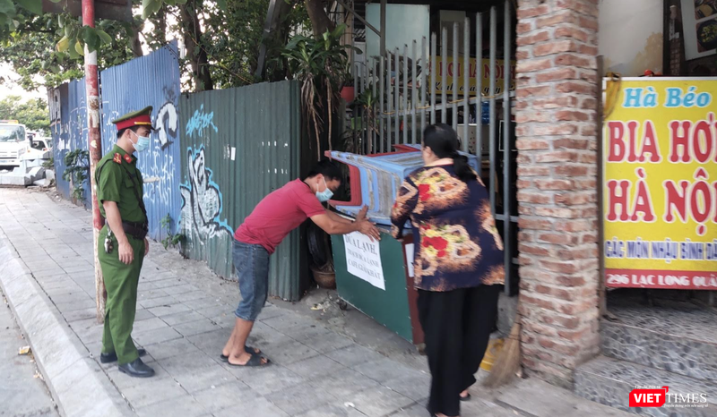 Lực lượng chức năng yêu cầu quán vỉa hè thu dọn đồ đạc (Ảnh - Minh Thuý)