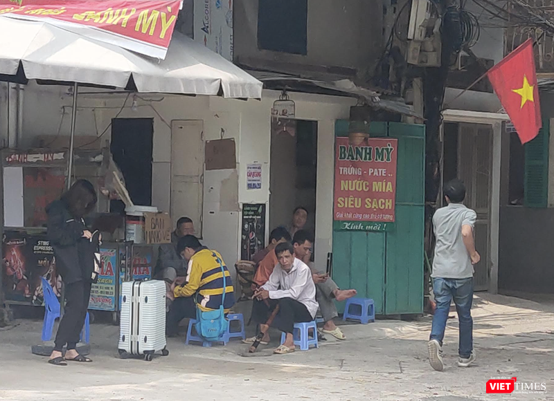 Trà đá vỉa hè hoạt động bình thường (Ảnh - Minh Thuý)