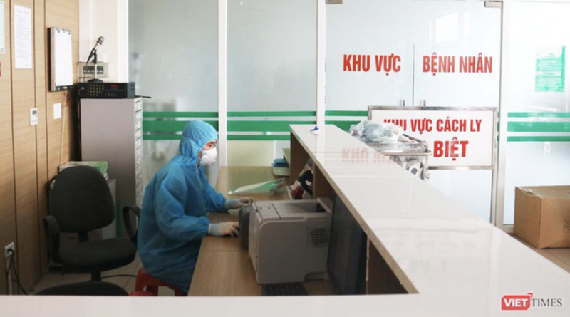 Bác sĩ trực cấp cứu ở Bệnh viện Bệnh Nhiệt đới Trung ương (Ảnh - Minh Thuý) 