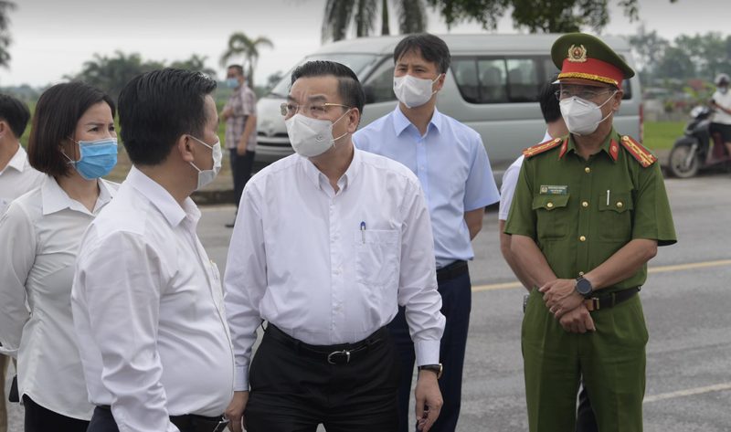 Ông Chu Ngọc Anh - Chủ tịch UBND TP. Hà Nội - kiểm tra công tác chống dịch ở bệnh viện (Ảnh - Hoàng Anh) 