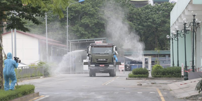 Phun khử khuẩn Bệnh viện K Tân Triều (Ảnh - Hoàng Anh) 