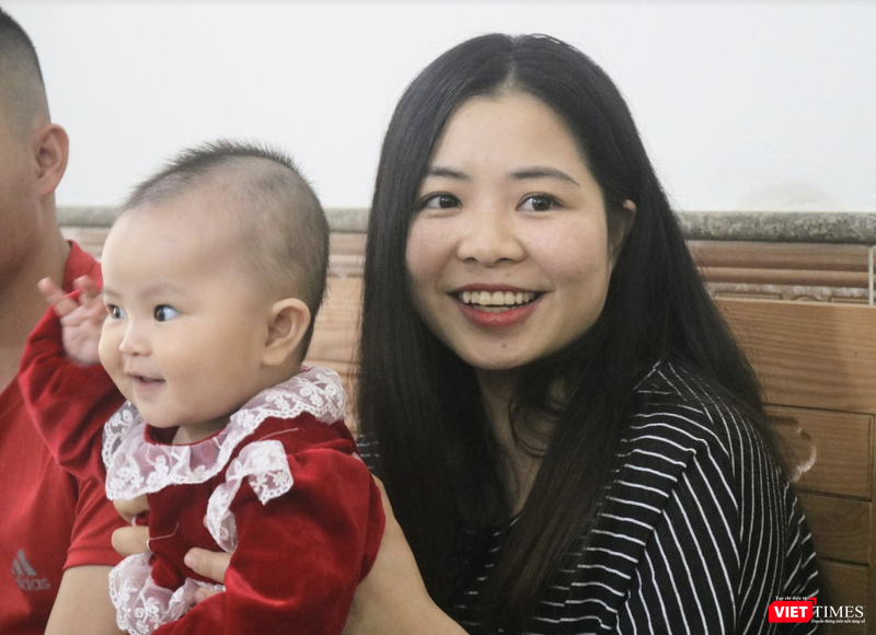 Chị Xoan không giấu nổi niềm vui, hạnh phúc khi được ôm con trong tay (Ảnh - Minh Thuý)