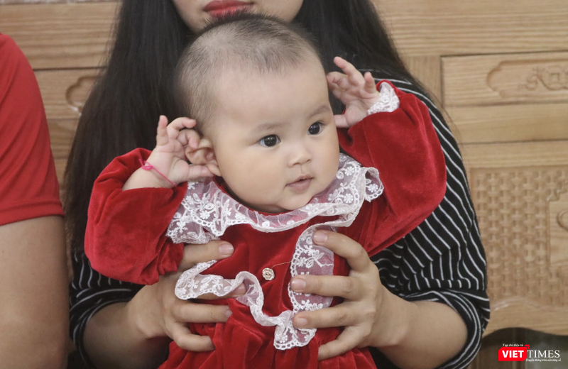 Thiên thần nhỏ kháu khỉnh, bụ bẫm là niềm vui của cả gia đình anh Hiếu, chị Xoan (Ảnh - Minh Thuý)