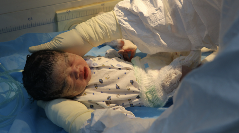 Bé gái khoẻ mạnh chào đời trong vòng tay của các bác sĩ (Ảnh - BVCC) Bé gái khoẻ mạnh chào đời trong vòng tay của các bác sĩ (Ảnh - BVCC)