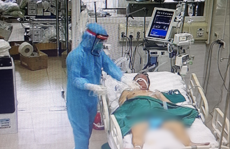 Bác sĩ chăm sóc cho bệnh nhân mắc COVID-19 nặng (Ảnh - Đặng Thanh)