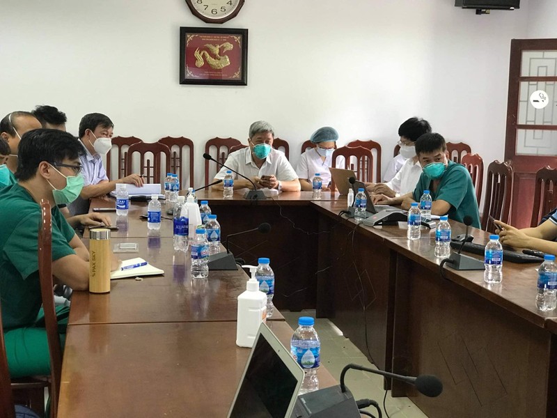 Thứ trưởng Bộ Y tế Nguyễn Trường Sơn tham dự buổi hội chẩn (Ảnh - Ngọc Mai) Thứ trưởng Bộ Y tế Nguyễn Trường Sơn tham dự buổi hội chẩn (Ảnh - Ngọc Mai)