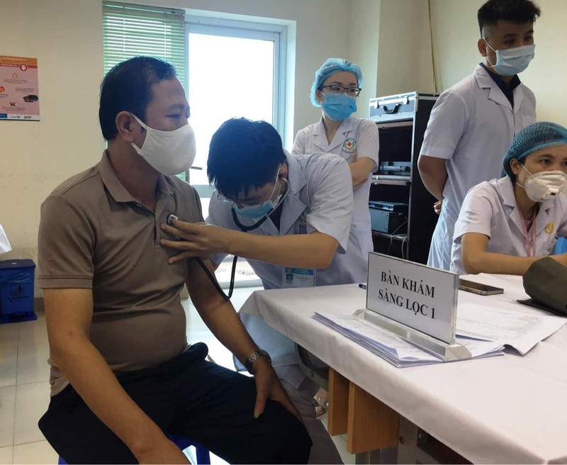 Công nhân ở Bắc Giang được khám sàng lọc trước khi tiêm vaccine phòng COVID-19 (Ảnh - BYT) Công nhân ở Bắc Giang được khám sàng lọc trước khi tiêm vaccine phòng COVID-19 (Ảnh - BYT)