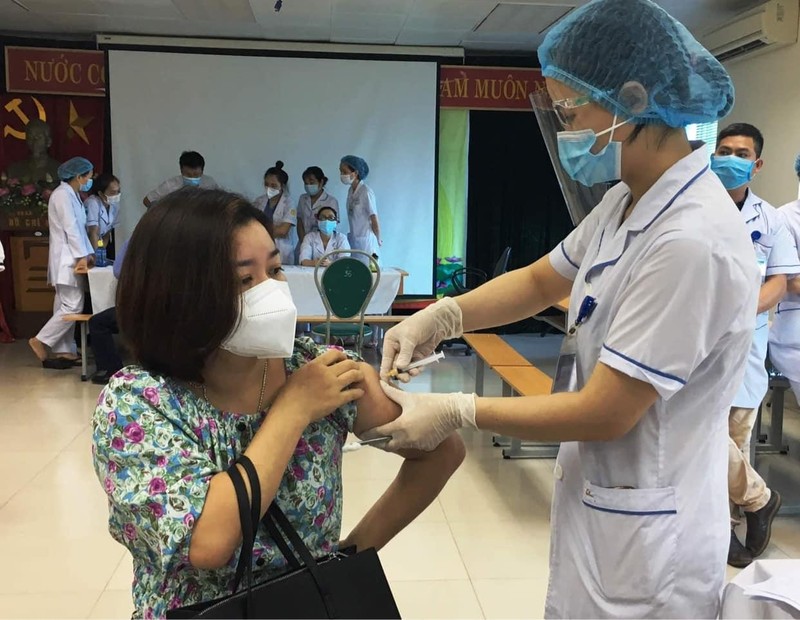 Nhân viên y tế tiêm vaccine phòng COVID-19 cho người dân (Ảnh - BYT) 