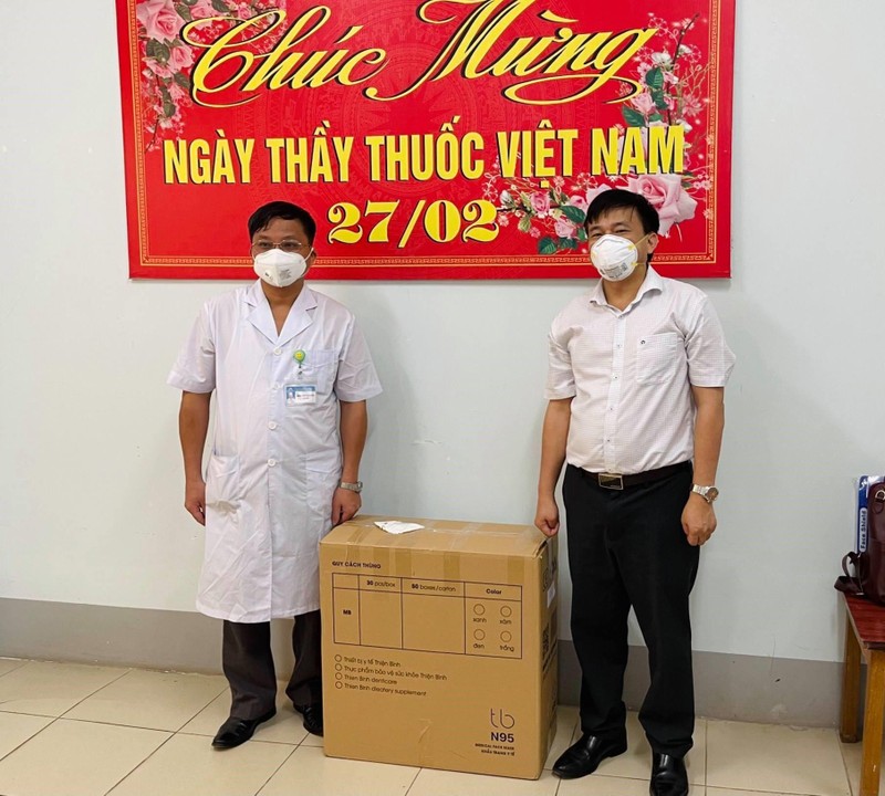 Ông Nguyễn Đình Anh - Vụ trưởng Vụ Truyền thông và Thi đua khen thưởng Bộ Y tế - đã trao tặng cho Trung tâm hồi sức tích cực 1.000 khẩu trang N95 (Ảnh - Ngọc Mai) Ông Nguyễn Đình Anh - Vụ trưởng Vụ Truyền thông và Thi đua khen thưởng Bộ Y tế - đã trao tặng cho Trung tâm hồi sức tích cực 1.000 khẩu trang N95 (Ảnh - Ngọc Mai)