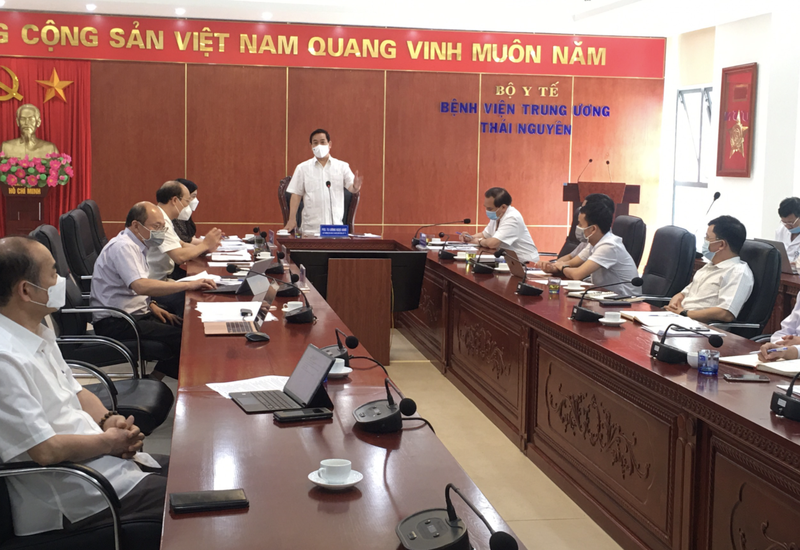PGS.TS. Lương Ngọc Khuê chỉ đạo công tác phòng, chống COVID-19 ở Bệnh viện Trung ương Thái Nguyên (Ảnh - BYT)