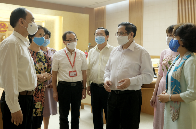 Thủ tướng Phạm Minh Chính trao đổi với cácđại biểu tham dự cuộc làm việc. (Ảnh - Quang Hiếu) Thủ tướng Phạm Minh Chính trao đổi với cácđại biểu tham dự cuộc làm việc. (Ảnh - Quang Hiếu)