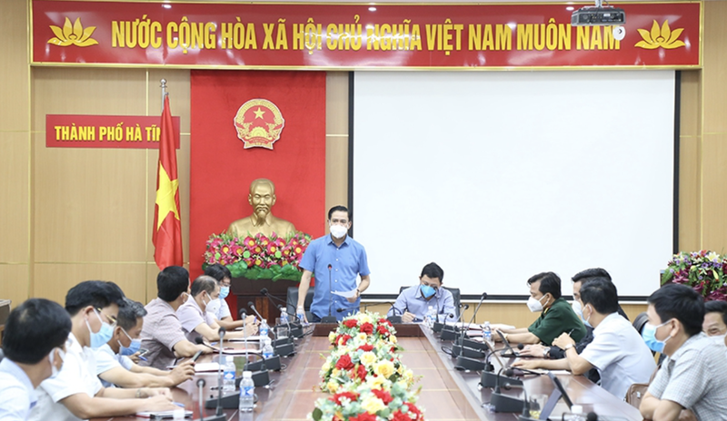 Ông Võ Trọng Hải - Chủ tịch UBND tỉnh Hà tĩnh chỉ đạo tại cuộc họp (Ảnh - Phúc Quang)