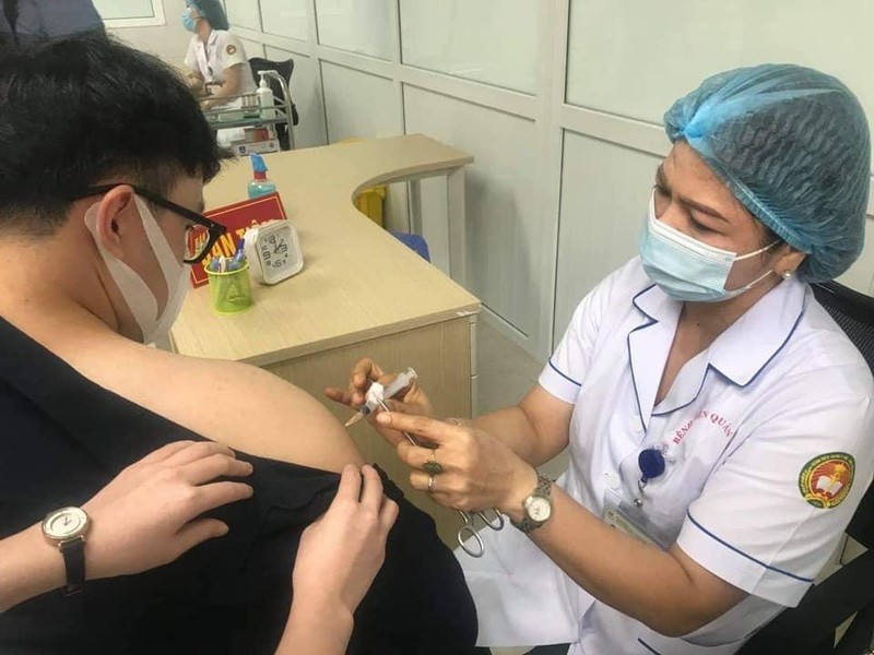 Nhân viên y tế tiêm vaccine phòng COVID-19 cho người dân (Ảnh - BYT) 