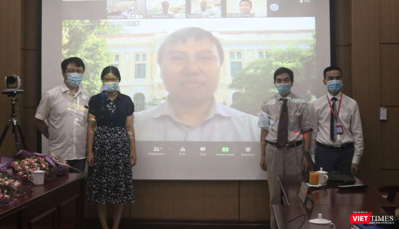 Các thành viên Hội đồng bảo vệ Luận án tiến sĩ chụp ảnh kỉ niệm (Ảnh - Minh Thúy) Các thành viên Hội đồng bảo vệ Luận án tiến sĩ chụp ảnh kỉ niệm (Ảnh - Minh Thúy)