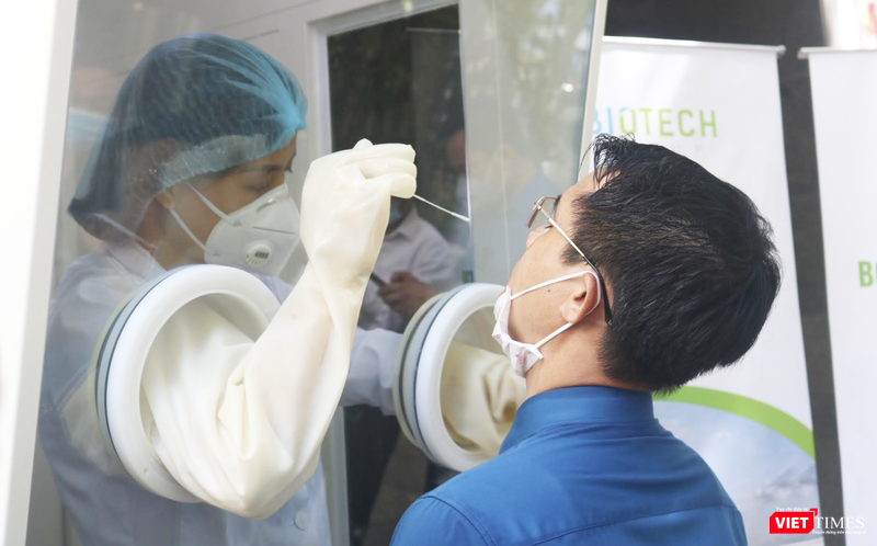 Nhân viên y tế trực tiếp thực hiện thử nghiệm việc lấy mẫu xét nghiệm COVID-19 tại bốt lấy mẫu xét nghiệm di động (Ảnh - Minh Thuý)