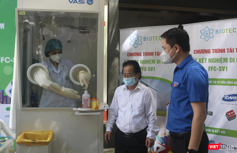 Khách mời tham quan, tìm hiểu về bốt lấy mẫu xét nghiệm di động FFC (Ảnh - Minh Thuý) Khách mời tham quan, tìm hiểu về bốt lấy mẫu xét nghiệm di động FFC (Ảnh - Minh Thuý)