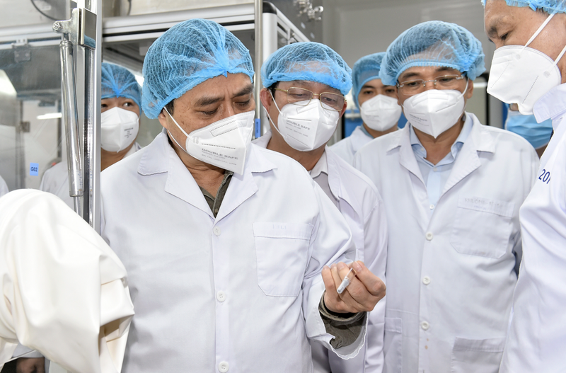 Thủ tướng nghe lãnh đạo công ty giới thiệu về cải tiến công nghệ (Ảnh:Nhật Bắc)