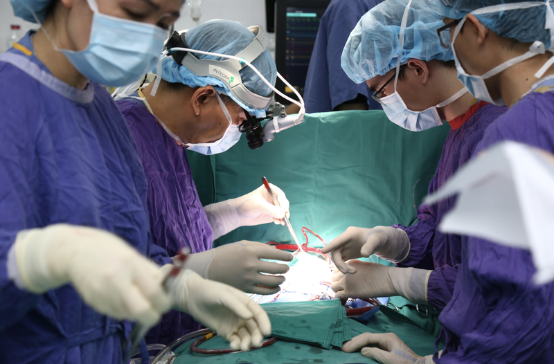 Các bác sĩ phẫu thuật ghép tạng (Ảnh - BVCC)