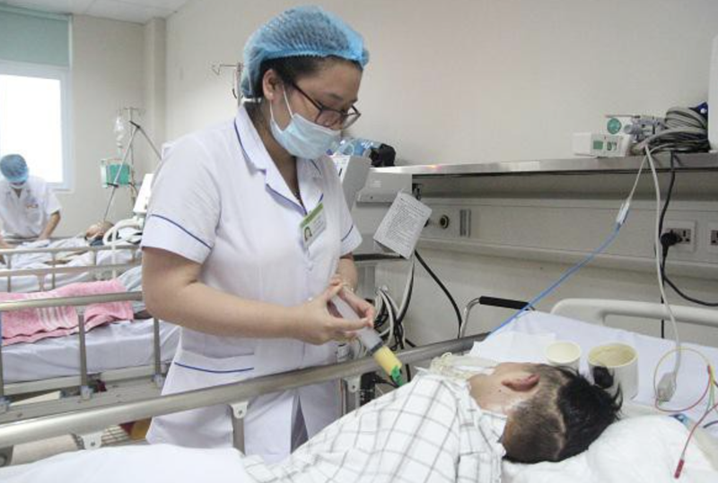 Bác sĩ điều trị cho bệnh nhi (Ảnh - Cục YTDP, BYT) Bác sĩ điều trị cho bệnh nhi (Ảnh - Cục YTDP, BYT)