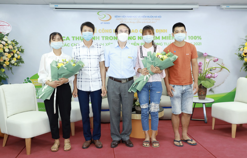 BSCKII. Nguyễn Khắc Lợi tặng hoa cho các gia đình nhận hỗ trợ Thụ tinh trong ống nghiệm miễn phí - Tuần lễ vàng 2021 (Ảnh - BVCC)