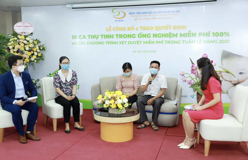 Các cặp vợ chồng giao lưu trực tuyến tại lễ công bố và trao quyết định 10 ca thụ tinh trong ống nghiệm miễn phí 100% (Ảnh - BVCC)