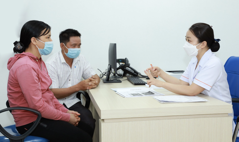 ThS. BS. Lê Thị Thu Hiền tư vấn cho một cặp vợ chồng hiếm muộn (Ảnh - BVCC)