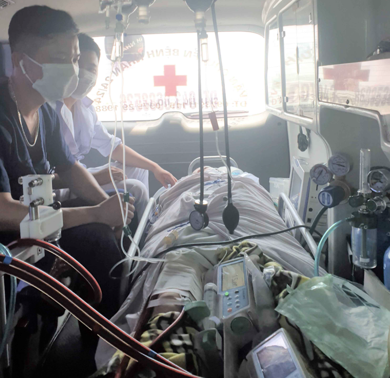 Các bác sĩ đưa sản phụ T. đi cấp cứu (Ảnh - BVCC) Các bác sĩ đưa sản phụ T. đi cấp cứu (Ảnh - BVCC)