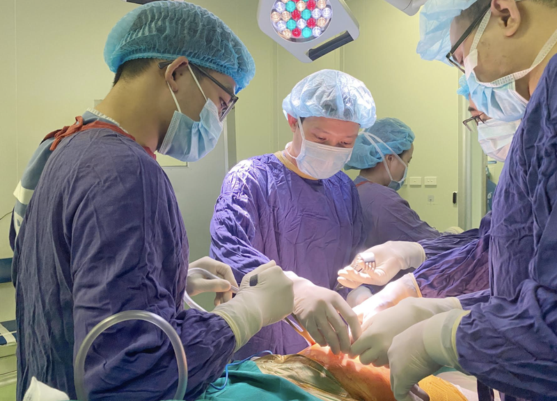 Các bác sĩ phẫu thuật cho bệnh nhân (Ảnh - BVCC) Các bác sĩ phẫu thuật cho bệnh nhân (Ảnh - BVCC)