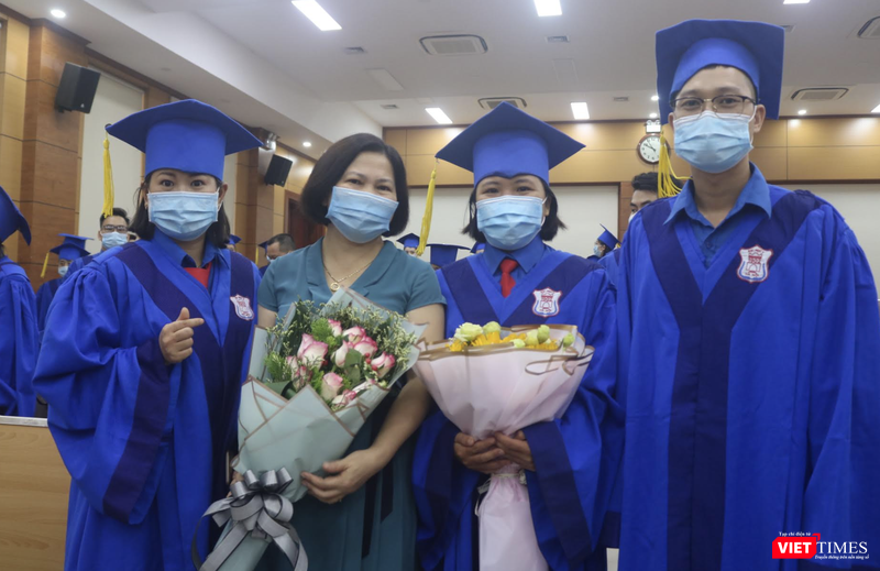 BS. Bùi Thị Hương Giang (áo xanh thứ 2 từ trái qua) và BS.CKI. Hoàng Thị Xưởng (ngoài cùng bên trái) chụp ảnh kỉ niệm trong buổi lễ tốt nghiệp bác sĩ chuyên khoa I (Ảnh - Minh Thuý) BS. Bùi Thị Hương Giang (áo xanh thứ 2 từ trái qua) và BS.CKI. Hoàng Thị Xưởng (ngoài cùng bên trái) chụp ảnh kỉ niệm trong buổi lễ tốt nghiệp bác sĩ chuyên khoa I (Ảnh - Minh Thuý)