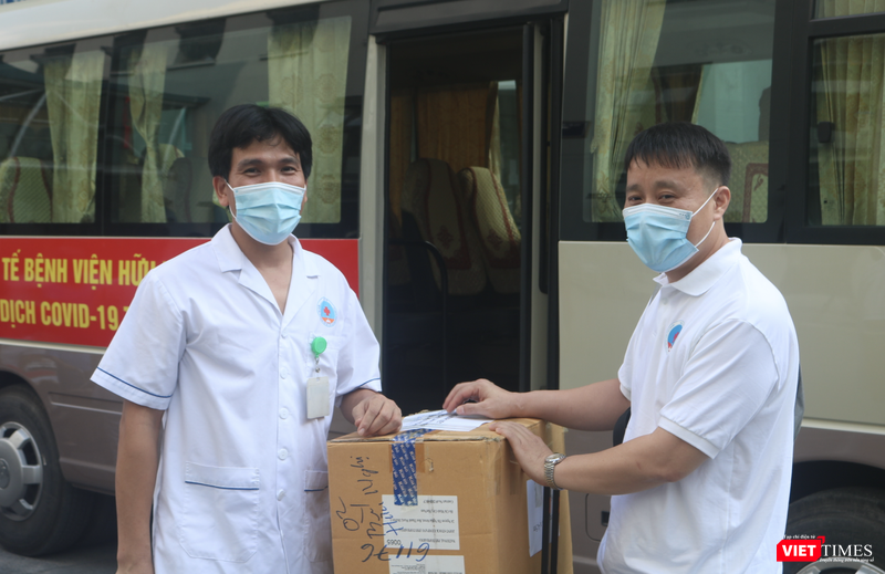 BS. Hoàng Minh Viết – Khoa Tim mạch can thiệp, Bệnh viện Hữu Nghị (bên phải) (Ảnh - Minh Thuý) BS. Hoàng Minh Viết – Khoa Tim mạch can thiệp, Bệnh viện Hữu Nghị (bên phải) (Ảnh - Minh Thuý)