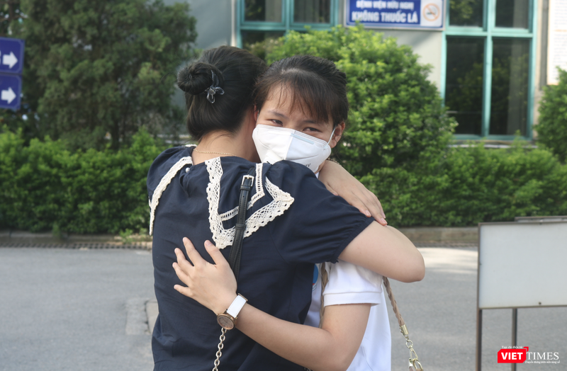 Điều dưỡng Quỳnh tạm biệt người thân trước lúc lên đường (Ảnh - Minh Thuý) Điều dưỡng Quỳnh tạm biệt người thân trước lúc lên đường (Ảnh - Minh Thuý)