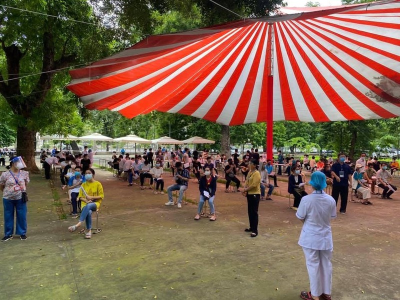 Người dân ngồi chờ đảm bảo khoảng cách chuẩn bị tiêm vaccine phòng COVID-19 (Ảnh - TTYTHBT) Người dân ngồi chờ đảm bảo khoảng cách chuẩn bị tiêm vaccine phòng COVID-19 (Ảnh - TTYTHBT)