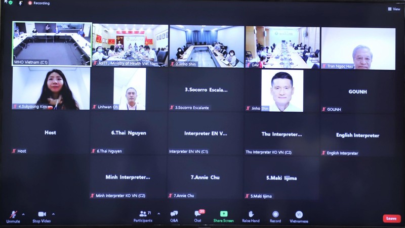 Các chuyên gia họp trực tuyến với WHO và Bộ Y tế (Ảnh- Nhiên Nguyễn) Các chuyên gia họp trực tuyến với WHO và Bộ Y tế (Ảnh- Nhiên Nguyễn)