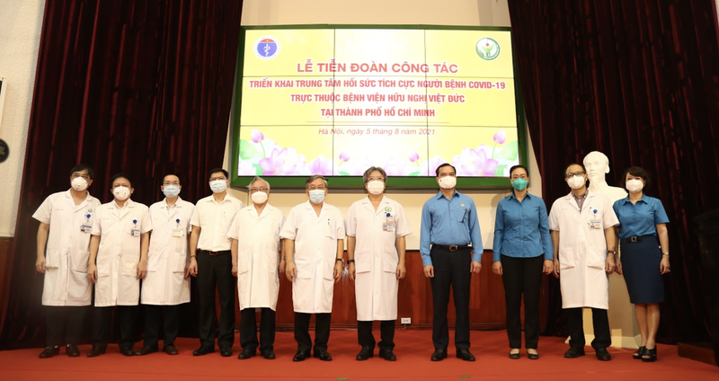 GS. TS. Trần Bình Giang -Giám đốc Bệnh viện Hữu nghị Việt Đức (thứ 5 từ phải sang) tiễn đoàn công tác lên đường thực hiện nhiệm vụ tại trung tâm hồi sức tích cực ở TP. HCM (Ảnh - BVCC) 