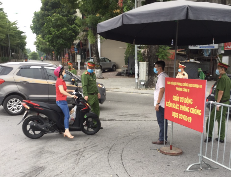 Lực lượng chức năng kiểm tra mọi phương tiện ra vào chốt kiểm soát phòng, chống dịch COVID-19 (Ảnh - UBND Q. Ba Đình) Lực lượng chức năng kiểm tra mọi phương tiện ra vào chốt kiểm soát phòng, chống dịch COVID-19 (Ảnh - UBND Q. Ba Đình)