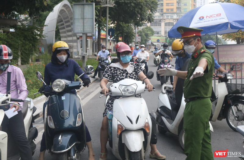 Nhiều chốt kiểm soát trở nên ùn ứ vì cán bộ cần kiểm tra quá nhiều loại giấy tờ hành chính. Ảnh: Minh Thúy.