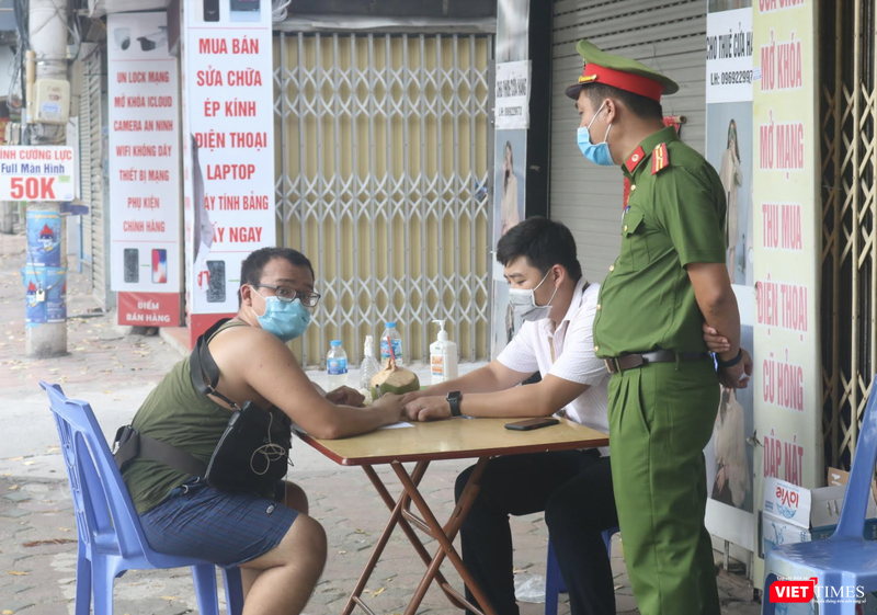 Lực lượng chức năng lập biên bản xử phạt (Ảnh - Minh Thuý) Lực lượng chức năng lập biên bản xử phạt (Ảnh - Minh Thuý)