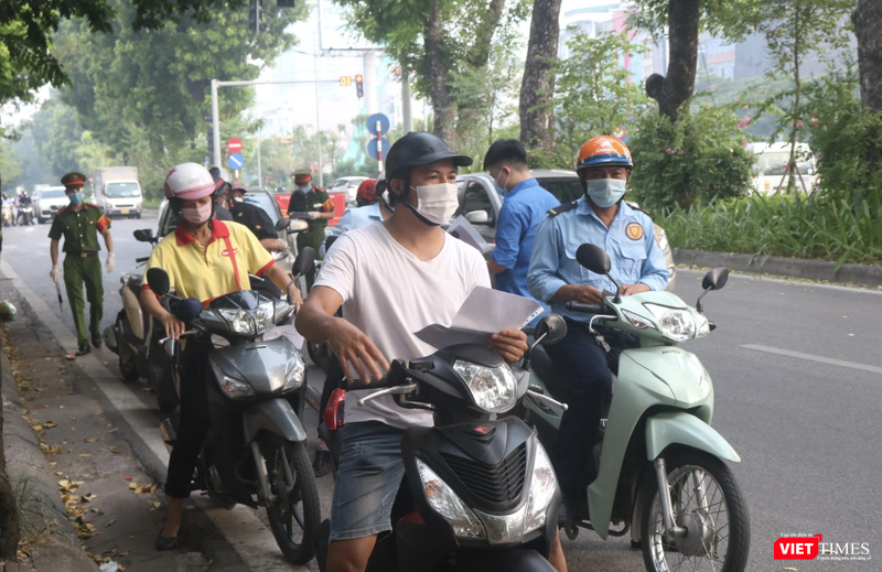 Người dân xếp hàng chờ kiểm tra giấy tờ (Ảnh - Minh Thuý) Người dân xếp hàng chờ kiểm tra giấy tờ (Ảnh - Minh Thuý)