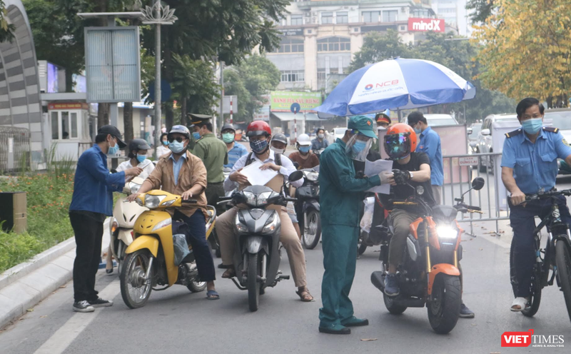 Kiểm tra người đi đường tại chốt kiểm soát.