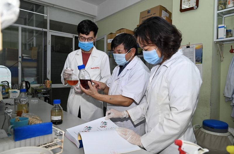 PGS.TS. Lê Quang Huấn (đứng giữa) và các cộng sự nghiên cứu thuốc điều trị COVID-19 từ việc kết hợp thông tin từ Y văn cùng với các công bố quốc tế mới nhất để sàng lọc, lựa chọn các dược chất có hoạt tính sinh dược cao từ nhiều loại thảo dược quý của Việt Nam nhằm tạo sản phẩm có hiệu quả trong điều trị bệnh do virus (Ảnh - Viện HLKHCNVN) PGS.TS. Lê Quang Huấn (đứng giữa) và các cộng sự nghiên cứu thuốc điều trị COVID-19 từ việc kết hợp thông tin từ Y văn cùng với các công bố quốc tế mới nhất để sàng lọc, lựa chọn các dược chất có hoạt tính sinh dược cao từ nhiều loại thảo dược quý của Việt Nam nhằm tạo sản phẩm có hiệu quả trong điều trị bệnh do virus (Ảnh - Viện HLKHCNVN)