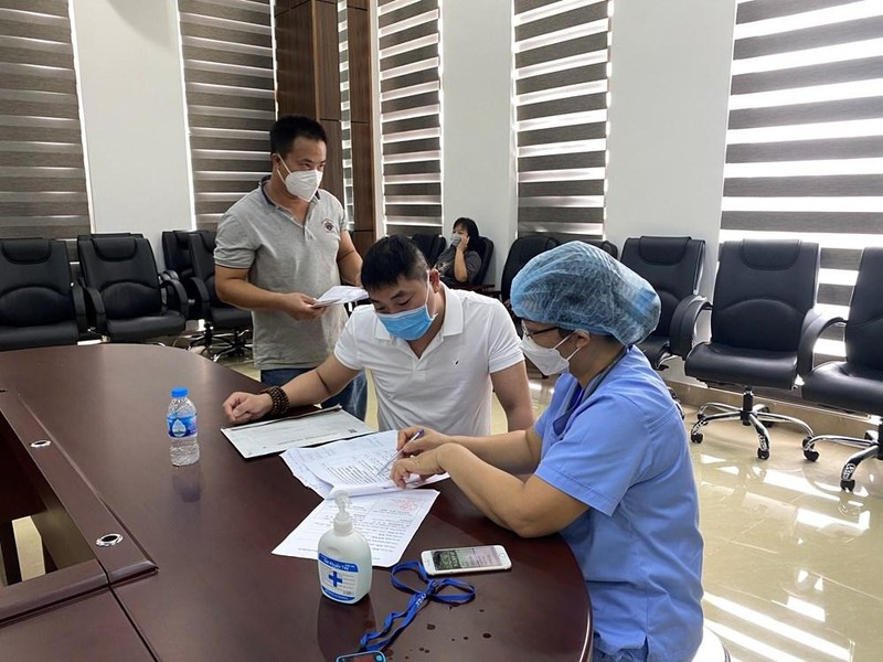 Người tiêm vaccine được khám sàng lọc, phân loại sức khỏe trước khi tiêm (Ảnh - Duy Thành) Người tiêm vaccine được khám sàng lọc, phân loại sức khỏe trước khi tiêm (Ảnh - Duy Thành)