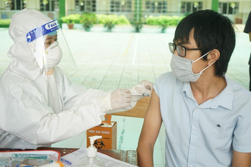 Người dân ở TP. Thủ Đức tiêm vaccine phòng COVID-19 Vero Cell của Sinopharm (Ảnh - Diễm Hằng) 