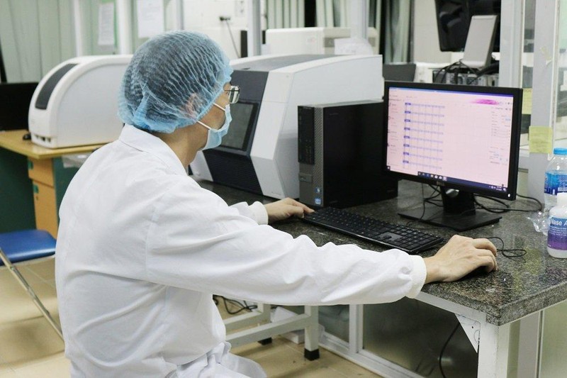 Nhập dữ liệu mẫu xét nghiệm COVID-19 (Ảnh - Ngọc Nga) Nhập dữ liệu mẫu xét nghiệm COVID-19 (Ảnh - Ngọc Nga)