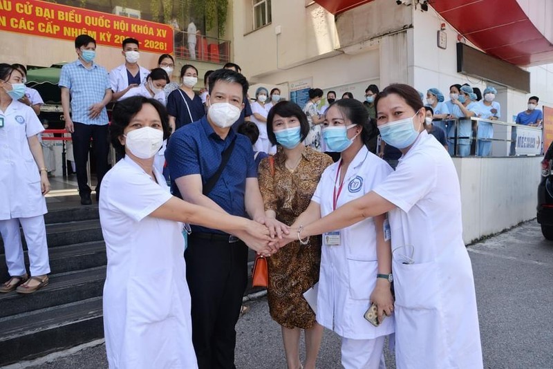 Các bác sĩ thể hiện quyết tâm chiến thắng dịch COVID-19 (Ảnh - BVCC)