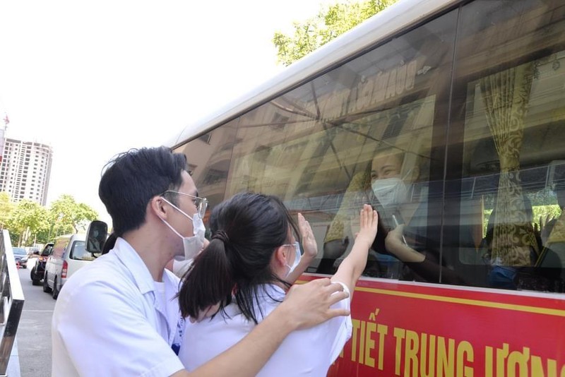 Đồng nghiệp chia tay đoàn bác sĩ chi viện cho Vĩnh Long chống dịch COVID-19 (Ảnh - BVCC)