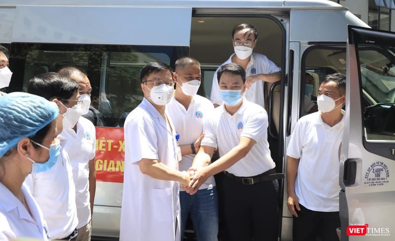 PGS. TS. Nguyễn Thanh Hà - Giám đốc Bệnh viện Hữu Nghị - tiễn đoàn 30 bác sĩ, điều dưỡng vào Tiền Giang chống dịch (Ảnh - Minh Thuý) PGS. TS. Nguyễn Thanh Hà - Giám đốc Bệnh viện Hữu Nghị - tiễn đoàn 30 bác sĩ, điều dưỡng vào Tiền Giang chống dịch (Ảnh - Minh Thuý)