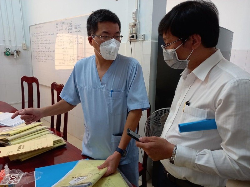 TS.BS. Phan Hữu Phúc (áo xanh bên trái) thông tin về tình hình điều trị COVID-19 (Ảnh - Văn Đạo) TS.BS. Phan Hữu Phúc (áo xanh bên trái) thông tin về tình hình điều trị COVID-19 (Ảnh - Văn Đạo)