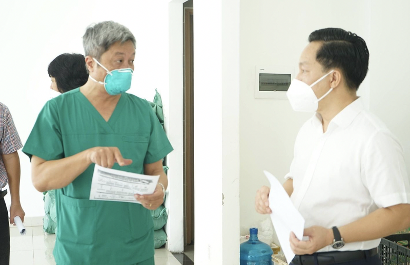 Thứ trưởng Nguyễn Trường Sơn trao đổi về việc lấy mẫu xét nghiệm COVID-19 (Ảnh - Diễm Hằng) Thứ trưởng Nguyễn Trường Sơn trao đổi về việc lấy mẫu xét nghiệm COVID-19 (Ảnh - Diễm Hằng)