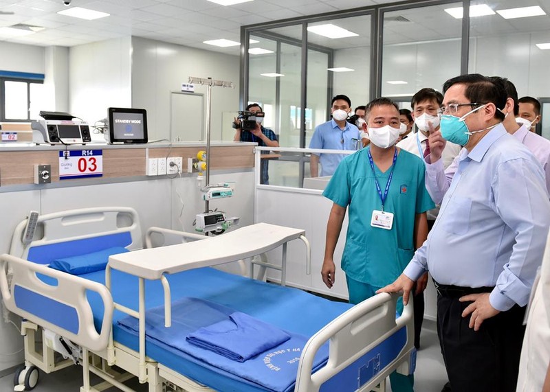 Thủ tướng Phạm Minh Chính kiểm tra Khu điều trị với các giường bệnh tiêu chuẩn và trang thiết bị y tế hiện đại.